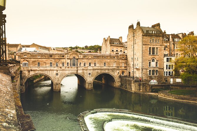 2-Day Windsor, Stonehenge, Bath & Oxford Tour Including Admission - Castle Combe and the Cotswold pause