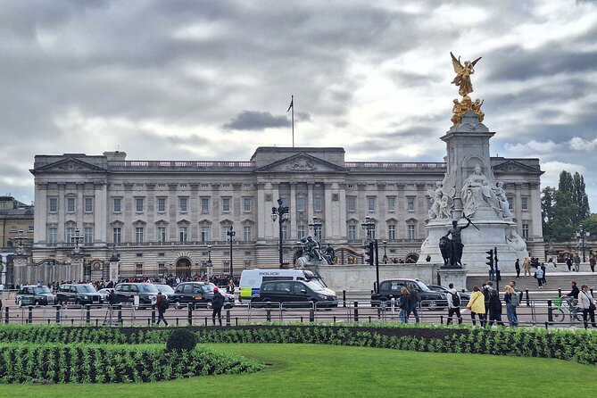 2 Hour Walking Tour from Buckingham Palace to Big Ben - St. James’s Palace and Tudor London