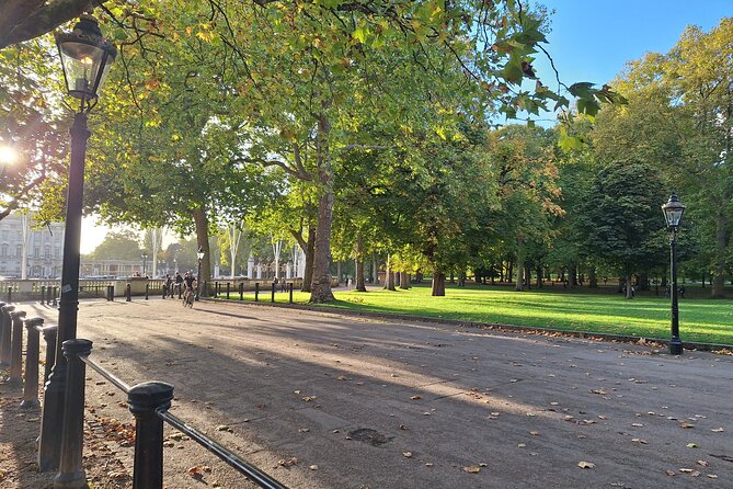 2 Hour Walking Tour from Buckingham Palace to Big Ben - A break beside the wildlife in St. James’s Park