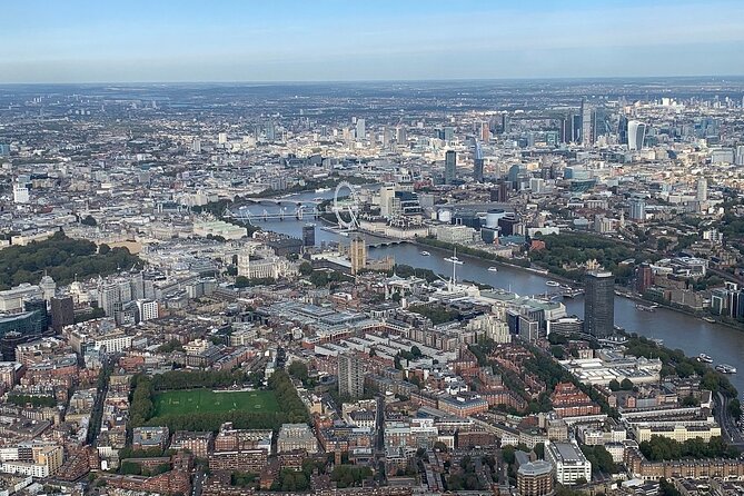 35 minute London Sightseeing Flight for 2 with Champagne - Champagne, privacy, and the romantic angle