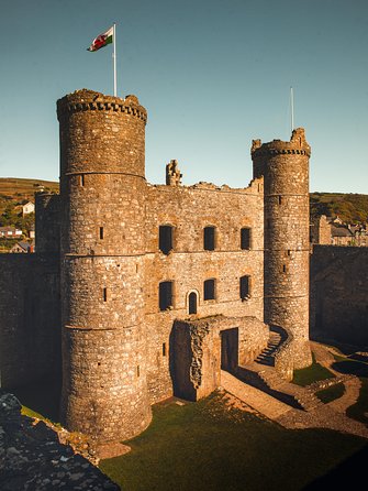 5-Day Discover Wales Small-Group Tour from London - The minibus, accommodation, and daily rhythm