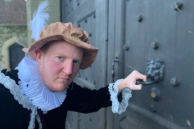 A Historical tour of Warwick with Queen Elizabeth's Secret Lover - A 25-minute stop at the Roebuck Inn