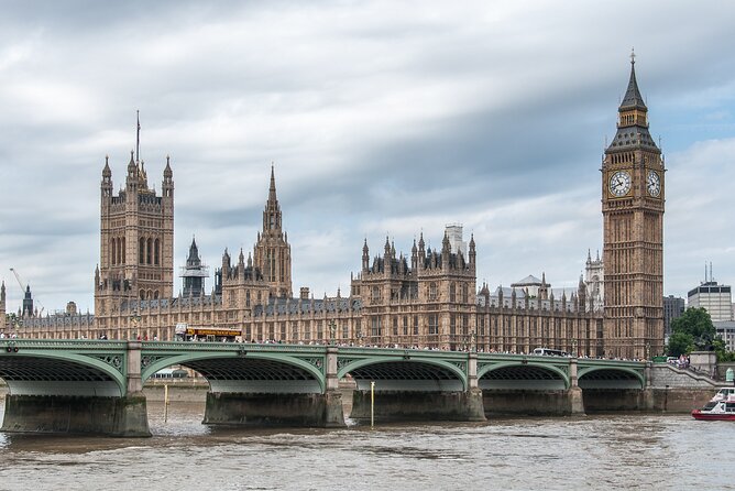 A Muggle's Guide to Harry Potter Walking Tour in London - Trafalgar Square and the dementor connection