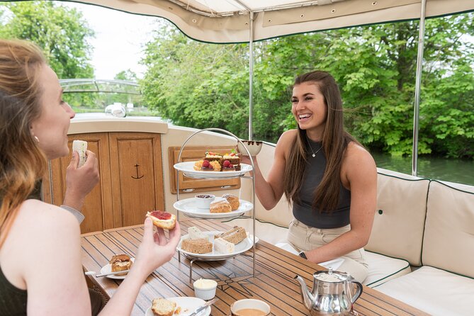 Afternoon Tea Sightseeing River Cruise in Oxford - Oxford at play on the University Regatta Course