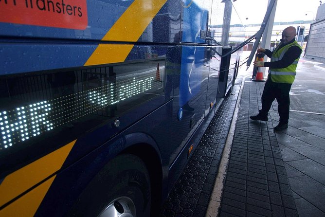 Airport Coach Service from Oxford to Heathrow - Boarding with a mobile ticket and luggage help