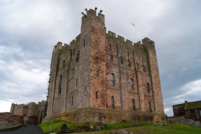 Bamburgh and Lindisfarne Day Tour - How the Guiding Shapes the Day