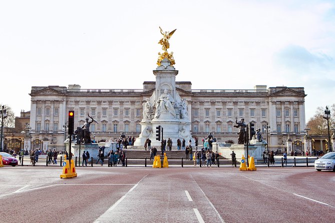 Black Taxi Tour of London: Classic Sightseeing Bespoke & Fun - Buckingham Palace: Royal London From the Forecourt