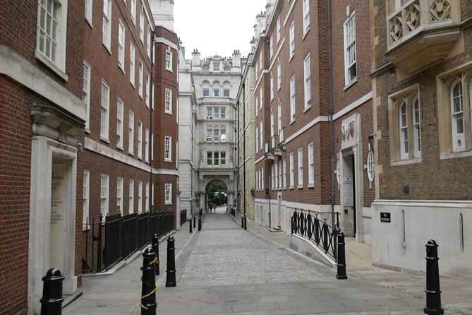Bridget Jones Walking Tour of Locations - Guide quality and group size
