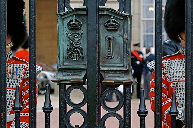 Buckingham Palace and Vintage Bus Tour of London - Who gets the best value from the $59 price
