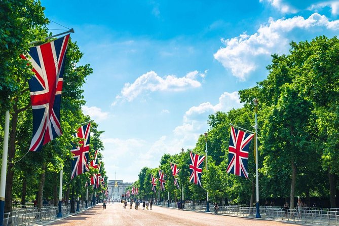 Buckingham Palace and Windsor Castle Self-Guided Tour with Coach - Who will enjoy this royal double-header?