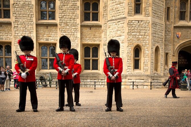 Buckingham Palace & Changing of the Guard Experience - Westminster Abbey and the finish near Big Ben