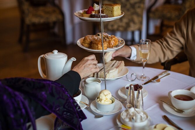 Buckingham Palace, St James Palace & Tea at Kensington Palace - Green Park starts the royal walk