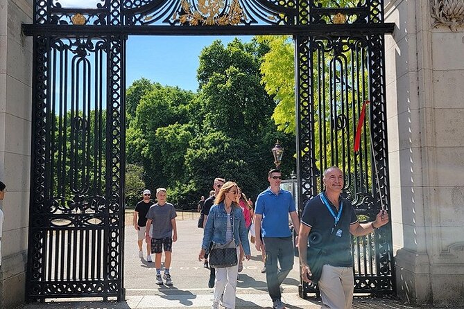 Buckingham Palace: Walking Tour with Entry & Audio Guide - Entering Buckingham Palace with the included ticket