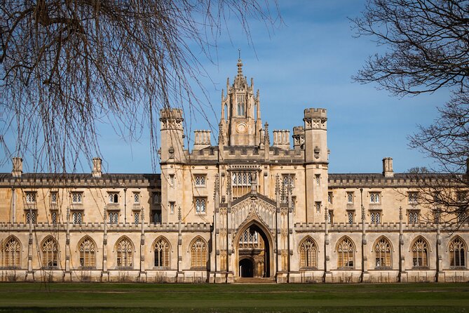 Cambridge - Shared Punting Tour - The 50-minute ride through the College Backs