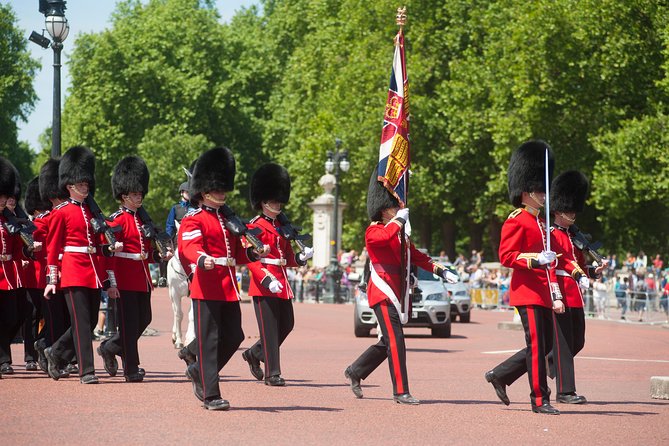 Changing of the Guard Guided Tour at Buckingham Palace - Finding better positions for the ceremony