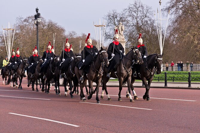 Changing of the Guard Guided Tour at Buckingham Palace - Foot guards, horse guards, and the Sunday Parade