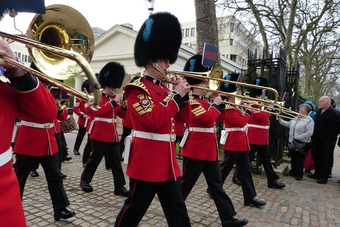 Changing of the Guard Guided Walking Tour in London - Group size and family suitability
