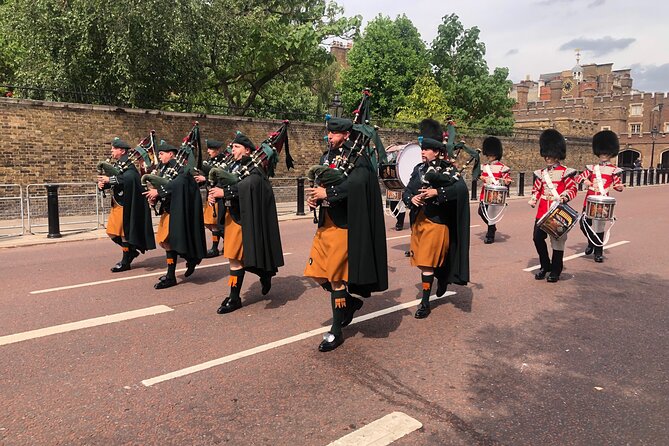 Changing of the Guard Walking Tour - Following the guards toward Buckingham Palace