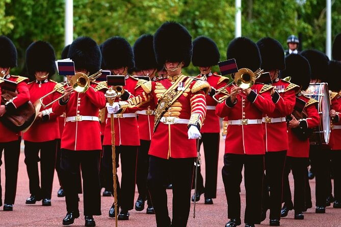 Changing of the Guard Walking Tour in London at Buckingham Palace - Why guided viewing helps at the Changing of the Guard