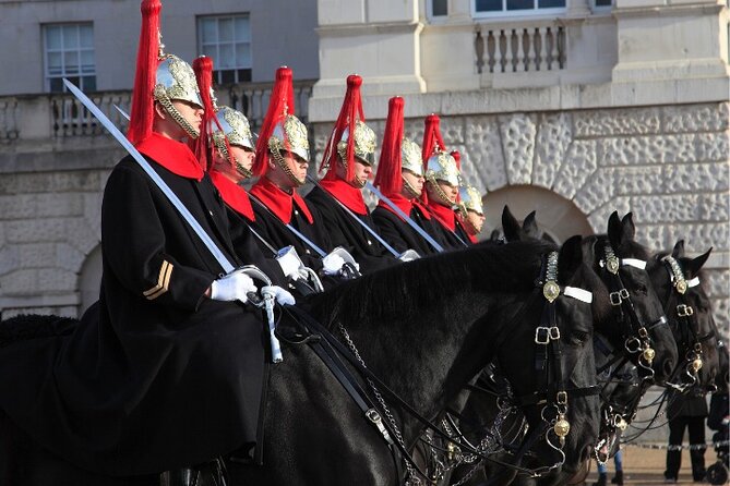 Changing of the Guard Walking Tour in London at Buckingham Palace - St James’s Park, a short green pause