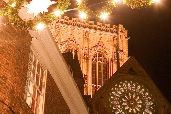 Christmas Guided Walking Tour in York - Christmas lights, old shopping, and modern streets