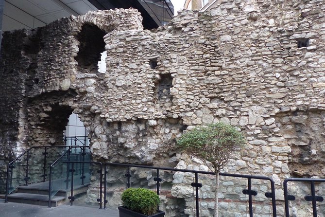 City of London: Tales and Legends of the Historic Center - Dickens, church gardens, and lesser-seen corners