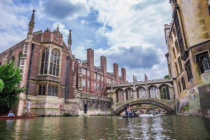 Discover Oxford and Cambridge with Guide from London by Coach - The coach ride: useful comfort, limited flexibility