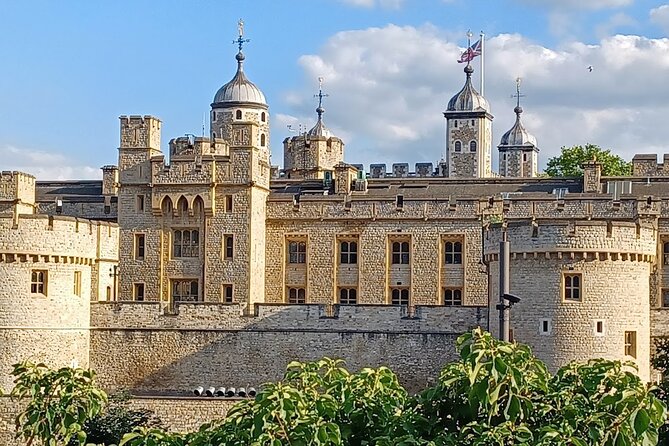Easy Access Tower of London Crown Jewel Torture and Executions - Meeting at Tower Hill and getting inside