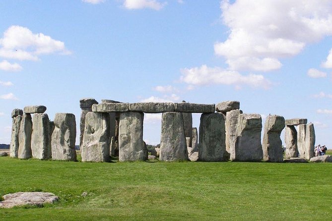 Extended visit: Windsor Castle & Stonehenge - Windsor Castle: royal rooms, a famous chapel, and a crowded route