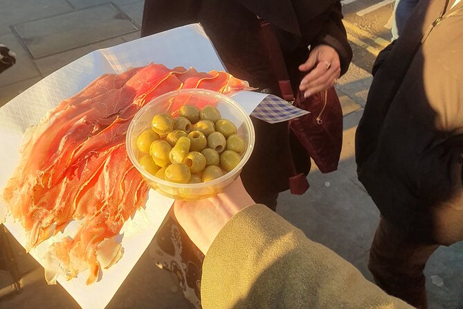 Food and Drink Walking Tours in West London's Notting Hill Area - A guide can make or break this route