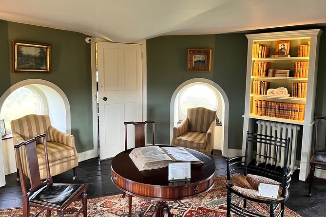 From London: Cotswolds Guided Trip Including Bourton-on-the-Water - The small-group tradeoff