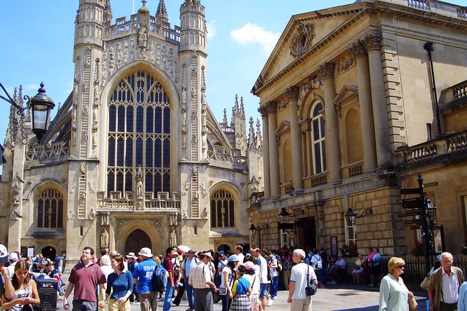 Guided tour to Bath & Stonehenge from Cambridge by Roots Travel. - Stonehenge: two hours with the monument