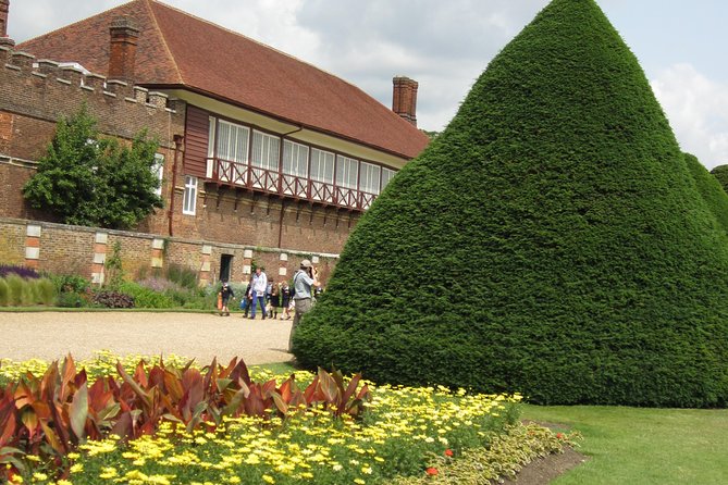 Hampton Court Palace 3hr tour: Henry VIII's & William III's intriguing Palaces - The Haunted Gallery and Tudor storytelling