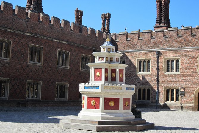 Hampton Court Palace 3hr tour: Henry VIII's & William III's intriguing Palaces - Pace, comfort, and mobility