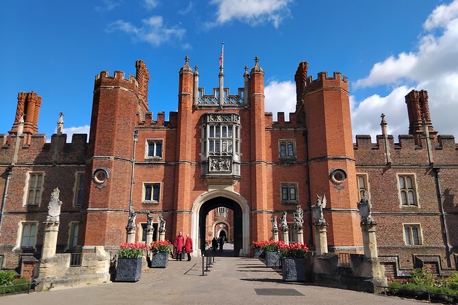 Hampton Court Palace Private Guided Tour - Henry VIII, six wives, and the Tudor court