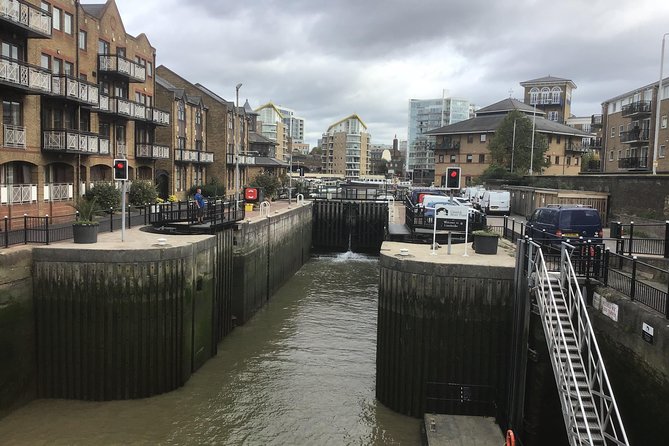 Historic walk of East Londons Wapping Docks and its famous Pubs - River police, old courts, and a remarkable sailor