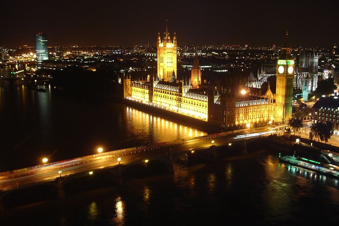 London by Night Bus Tour with Christmas Lights and Live Guide - Trafalgar Square and its Norwegian Christmas tree