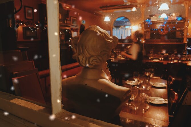 London Christmas Carol & Charles Dickens Small Group Walking Tour - Ye Olde Cheshire Cheese and the promise of a warm pub