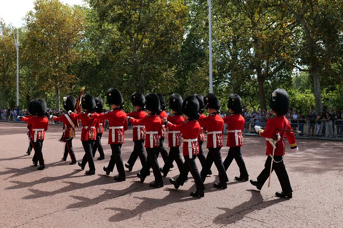 London Classic Landmarks Bike Tour with Local Guide - St. James’s Park, Buckingham Palace, and the guard ceremony
