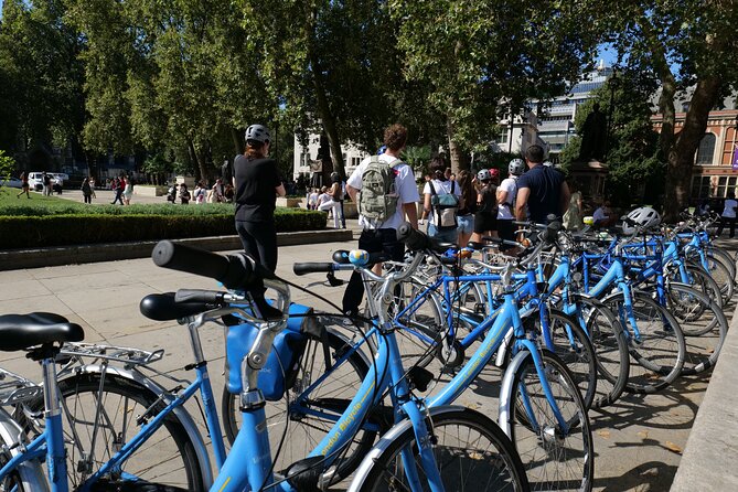 London Classic Landmarks Bike Tour with Local Guide - Street performers and a break at Covent Garden