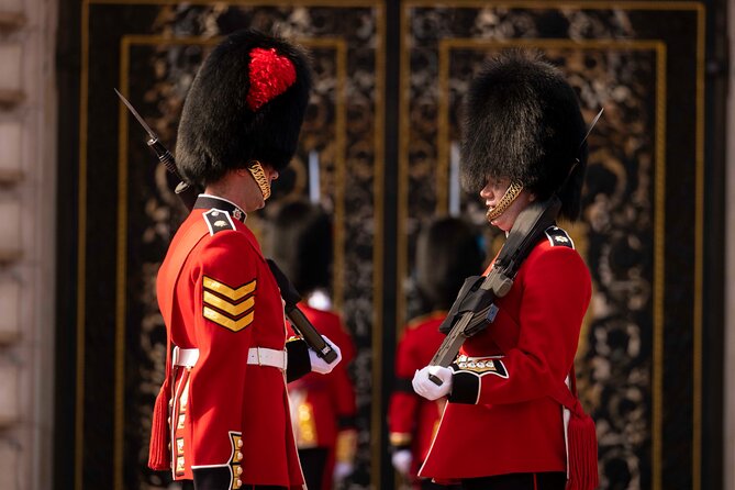 London Essential 2 hour introductory Walking Tour With a Londoner - From Green Park to Buckingham Palace