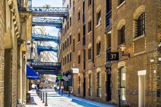 London Gin Safari: A Spirited, Juniper-Fuelled Jaunt - Seeing London through older streets and squares