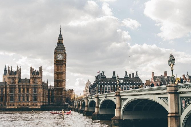 London Heathrow Airport Private Transfer Service To London - Finding your driver inside Heathrow