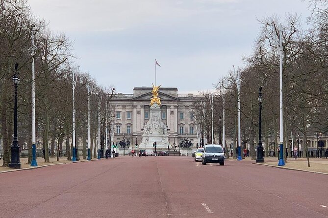 London Private Walking Tour with Brazilian Portuguese Guide - Piccadilly Circus and Leicester Square