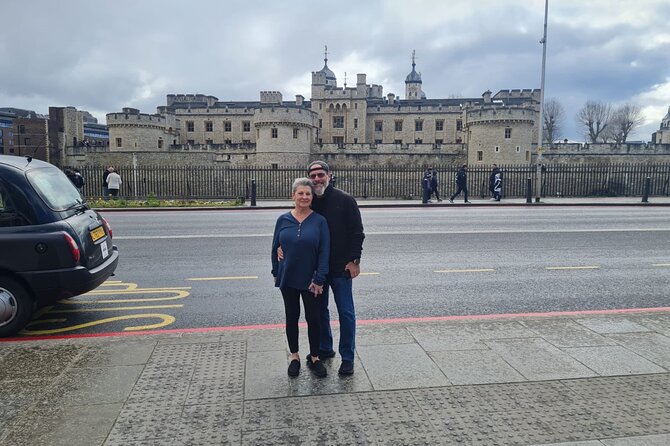 London Sightseeing Private Black Cab Tour with Hotel Pick Up - What the guide adds to the day