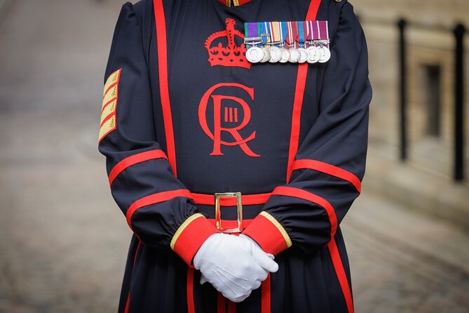 London Sightseeing Tour: Guard Change with Tower of London Option - Choosing the London Eye or Harrods cream tea