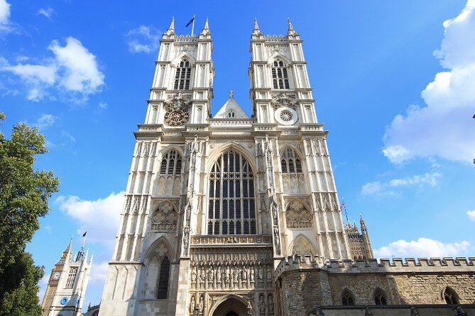 London Sightseeing Walking Tour with 30+ sights - Tower Hill, the Thames, and a useful lunch break