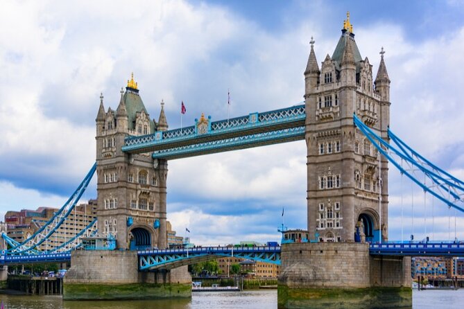 London Sightseeing Walking Tour with 30+ sights - What the guides add to the experience