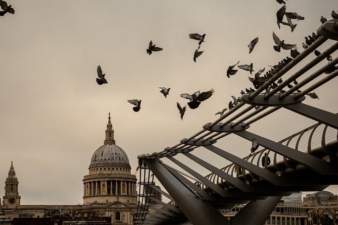 London through the lens: Iconic photo spots, hidden gems & food. - Tucked-away lanes and less obvious photo locations