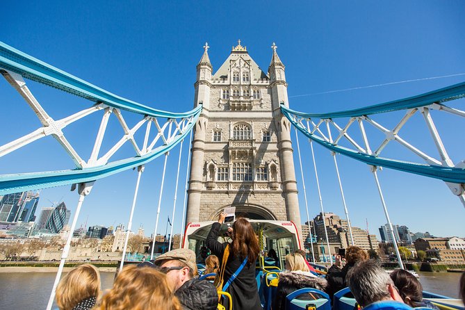 London Tootbus Hop on Hop off Bus Tour and Thames River Cruise - The Buckingham Palace and Hyde Park circuit